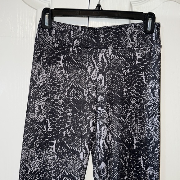 Forever 21 woman’s leggings snake print size small - Picture 2 of 8